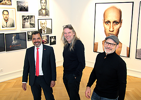 Sparkassenchef Giovanni Malaponti (v.l.n.r.) mit Fotograf Frank Schemmann und Kurator André Schweers beim Rundgang durch die Fotoausstellung, die das Moerser Peschkenhaus noch bis zum 16. Juni zeigt.