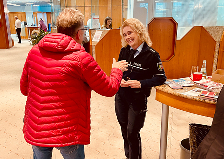 Die Polizeihauptkommissarin Andrea Margraf bietet am 25. Januar in der Sparkasse am Ostring in Moers von 10 bis 12 Uhr eine Bürgerberatung an.