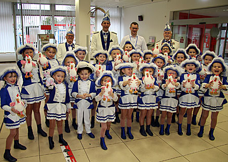 Die kleinen Tänzerinnen und Tänzer der KG Blau-Weiße Funken Neukirchen-Vluyn erhielten im Foyer der Sparkasse an der Niederrheinallee viel Applaus und Geschenke. Hinten in der Mitte Präsident Dirk Halfmann und Christopher Großheim.