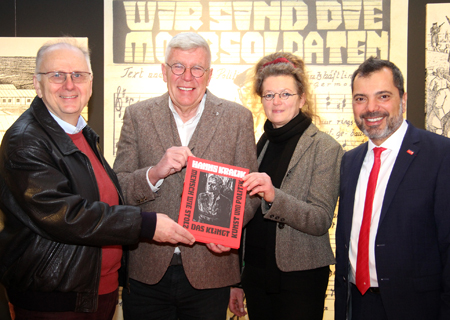 Ulrich Hecker (Vorsitzender Verein ‚Erinnern für die Zukunft‘), Ralf Zimmermann (Kralik-Großneffe), Diana Finkele (Leiterin Grafschafter Museum) und Giovanni Malaponti (Vorstandsvorsitzender Sparkasse am Niederrhein) (v.l.) freuen sich über das gelungene Buch über Hanns Kralik.