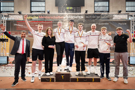 Der FC Moers holte bei den Deutschen U-17-Meisterschaften gleich dreimal Gold. V.l.n.r.: Sparkassenchef Giovanni Malaponti, Trainer Marco van der Koelen, die leitende Landestrainerin Reka Szabo, Linn Marie Völker, Henrik Barby, Laureano Mehner, Trainer Matthias Neuhaus, Niklas Pagenkopf und FCM-Vorsitzender Markus Tenbergen.