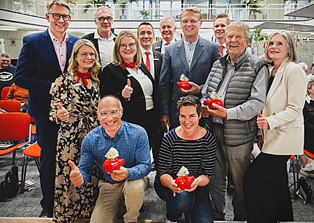 Beim Ehrenamtsforum in der Sparkassen-Geschäftsstelle an der Poststraße wurden unter den anwesenden Vereinsvertretern vier Extra-Spenden à 250 Euro verlost. Über den Gewinn freuten sich Torsten Blach (Kinderheimat, vorne links), Anneke van der Veen (Treff 55, rechts daneben), Georg Dicks (Tafel, 2. v. r.) und Pfarrer Frank Rusch (evang. Kirchengemeinde, links daneben) Es gratulierten herzlich (v.l.n.r.) Landrat Ingo Brohl, Katrin Steffans (Sparkasse), Bürgermeister Ralf Köpke, Anna Waldermann, Tim Rütters, Bernd Zibell und Björn Bremeyer (alle Sparkasse) sowie die Verwaltungsratsvorsitzende Claudia van Dyck, ganz rechts. 
