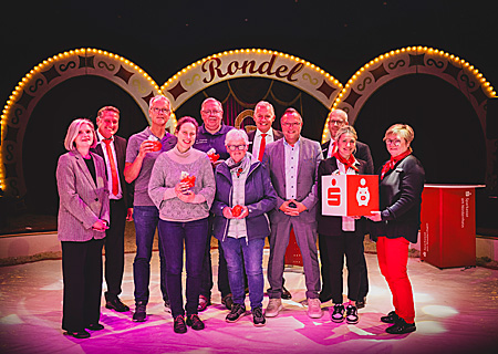 Ehrenamtsforum der Sparkasse in Xanten: Sparkassenvorstand Bernd Zibell (Mitte), Bürgermeister Thomas Görtz (rechts daneben) und Claudia van Dyck (ganz links) gratulierten den Gewinnern der Sonderspenden von je 250 Euro: Matthias Birkhoff (Mixed Age Orchestra, 3.v.l) und (nach rechts) Ulrike Kimms (ev. Kirchengemeinde Xanten), Eduard Peters (St. Birgitten-Schützenbruderschaft) und Maria Thyssen (VDK). Ebenfalls im Bild die vier Glücksfeen (v.l.n.r.) Ludger Wehren, Gerd Heursen, Vanessa Schmeck und Maria-Anna Rütter. 