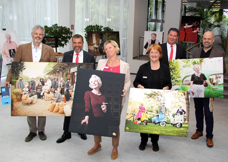 Die Ausstellung mit großformatigen Fotos trägt den Titel „Ohne uns geht es nicht“ und ist bis zum 1. August in der Sparkasse am Ostring zu sehen. V.l.n.r.: Diakonie-Geschäftsführer Kai T. Garben, Sparkassenchef Giovanni Malaponti, Anke Ceda (Diakonie), Carmen Müller und Oliver Heger (Sparkasse) sowie Christoph Olders (Diakonie). 