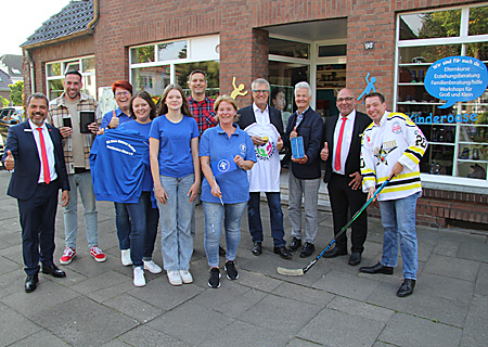 Sechs Vereine aus Sonsbeck, Xanten, Moers und Neukirchen-Vluyn erhielten aus dem Spendenprogramm GiroCents zuletzt insgesamt 7.424,12 Euro. Giovanni Malaponti (ganz links) lädt alle Ehrenamtlichen ein, sich bis 24. Januar um die GiroCents der 22. Staffel zu bewerben.