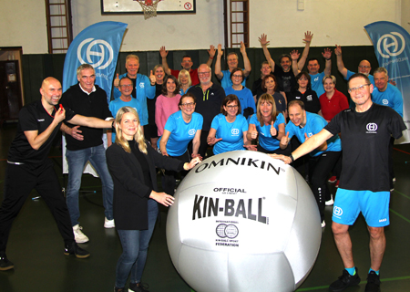 Katrin Steffans und Vereinsvorsitzender Peter Bürgel zeigen den großen, aber nur knapp ein Kilogramm schweren Kin-Ball. Bundestrainer Artur God (l.) begrüßte Bürgermeister Ralf Köpke (daneben), der die erste Trainingseinheit für die Mitglieder des Sportvereins „Haldenhimmel“ gleich mitmachte.