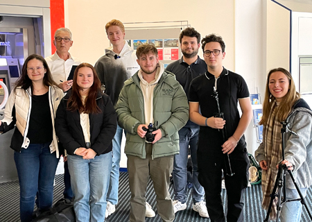 Ein Filmteam der Gesamtschule Niederberg drehte zwei Szenen für das Knete-für-die-Fete-Video in der Sparkasse am Bendschenweg. Von links: Luisa Kois, Holger Schmitz, Lara Obst, Tom Enders, Roman Davydenko, Linus den Besten, Ensar Korkut und Emmely Schlagner.