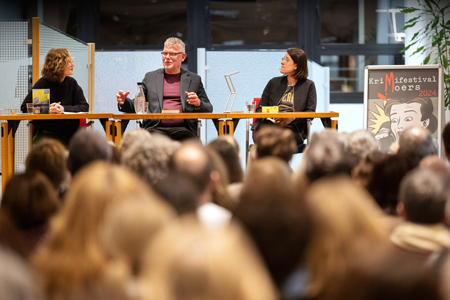 Bestseller-Autor Arne Dahl (Mitte) im Gespräch mit Moderatorin Antje Deistler (l.) und Schauspielerin Katja Stockhausen (r.) bei der Vorstellung seines neuen Romans „Stummer Schrei“. Zur Eröffnungsveranstaltung des 8. Krimifestivals Moers in der Kundenhalle der Sparkasse am Niederrhein waren 250 Krimifans gekommen.