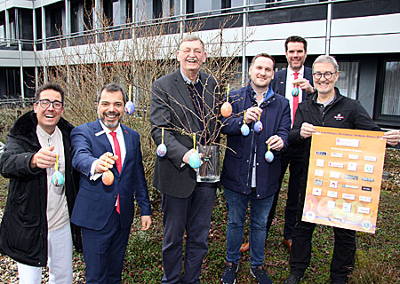 Stellten die dritte Ostereier-Tombola des Lions Clubs Moers vor (v.l.n.r.): Philipp Heugel (Lions), Giovanni Malaponti (Sparkasse), Reimund Goebel und Reik van Leersum (beide Lions), Stefan Ertelt (Sparkasse) und Thorsten Passmann (Lions). 