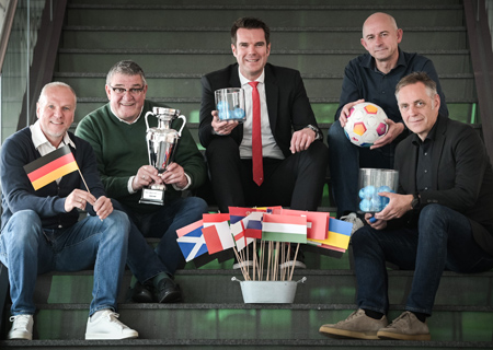 Auf dem Foto sind von links Olaf Dreßel (OMD), Christof Willer (NRZ) und Stefan Ertelt (Sparkasse) sowie NRZ- Verlagsleiter und Chefredakteur Frank Heger und Ralf Kubbernuß bei der Auslosung der Teams zu sehen. 