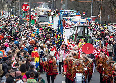 Der Nelkensamstagszug lockt in jedem Jahr rund 100.000 Besucher an