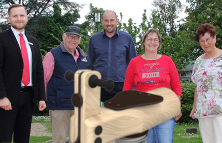 Die Sparkasse am Niederrhein unterstützte den Heimatverein Herrlichkeit beim Kauf einer neuen Federwippe für den Dorfspielplatz in Ossenberg. Das städtische Grünflächenamt sorgte für die fachgerechte Aufstellung des Spielgerätes. V.l.n.r.: Timm Ernicke, Bernward Wißenberg, Markus Kern, Beate Lauerwald und Gisela Irawan.