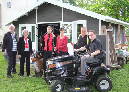 BSC-Präsident Josef Joosten, Andrea Kabs-Schlusen von der Sparkasse am Niederrhein, Maskottchen Poldi, Leonie Ritter, Sabine Müller, Carsten Boland und Walter Amelang vor der neuen Hütte, in der neben dem Rasenmäher-Traktor alle Werkzeuge, Bogenschützen-Zubehör und viele weitere Dinge einen sicheren Platz finden. 