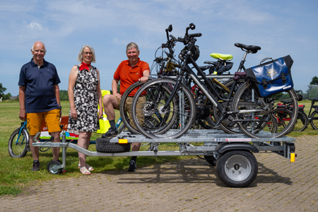 ADFC-Vorsitzender Andreas Spengler (r.) und sein Stellvertreter Ulrich Schwan zeigen Geschäftsstellenleiterin Andrea Kabs-Schlusen den von der Sparkasse am Niederrhein mit 3.000 Euro gesponserten, neuen Fahrrad-Transportanhänger.