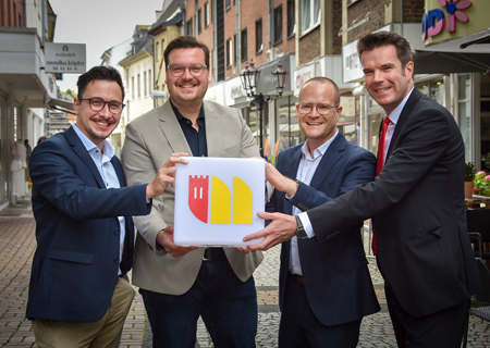 Gemeinsam für den Standort Moers (v. r. n. l.): Stefan Ertelt von der Sparkasse am Niederrhein, Jonathan Nierhaus von Enni, Michael Kersting von Moers Marketing und Mirko Woischnik vom Autohaus Minrath besiegeln ihre Moers-Partnerschaft. (Foto: Moers Marketing) 