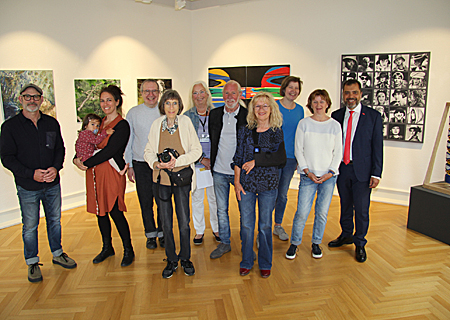 Ausstellungseröffnung der „Moerser Palette“ im Peschkenhaus an der Meerstraße 1. Ganz links: André Schweers, der künstlerische Leiter des Kunstvereins Peschkenhaus, rechts daneben Eva Marxen vom Kulturbüro der Stadt. In der Mitte: Palette-Vorsitzender Helmut Klein und ganz rechts: Giovanni Malaponti von der Sparkasse.