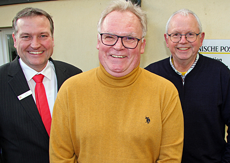 Franz-Josef Spölmink (Mitte) erhielt von Ludger Wehren (links) in der Redaktion der Rheinischen Post in Xanten seinen Gewinn: einen Australian Nugget, eine Goldmünze im Wert rund 550 Euro. Ganz rechts: RP-Redakteur Uwe Plien.