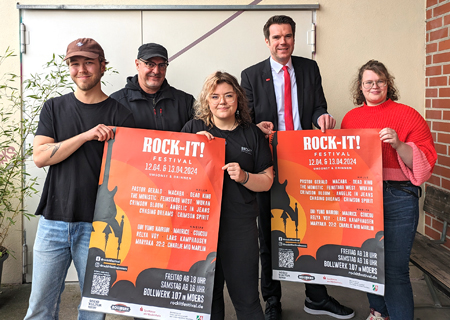 Freuen sich auf das Rock-it!-Festival am 12. und 13. April im Bollwerk 107: Sänger Maurice (v.l.n.r.), Kulturreferent Jons Heiner, Festival-Helferin Laura Opallach, Stefan Ertelt (Marketingchef der Sparkasse am Niederrhein) und Kulturreferentin Christina Bergs.