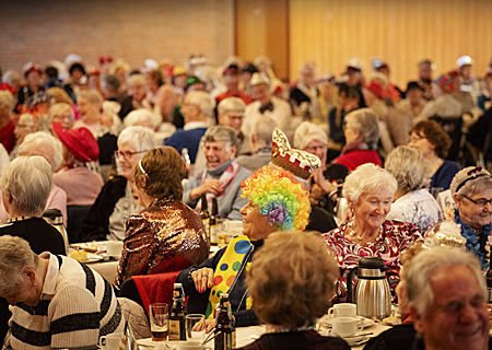 Super Stimmung und gute Laune dominierten den Sparkassen-Seniorenkarneval im Kulturzentrum Rheinkamp mit rund 400 Gästen.