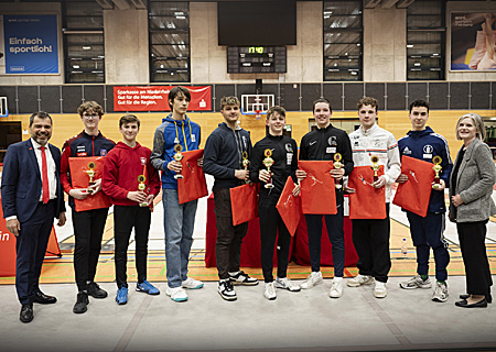 Siegerehrung nach dem U17-Turnier der Herren, die Preise überreichten die stellvertretende Bürgermeistern Claudia van Dyck (ganz rechts) und Giovanni Malaponti, Chef der Sparkasse am Niederrhein. Laureano Mehner vom Fechtclub Moers (3.v.r) sicherte sich das EM-Ticket.   