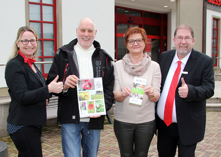 Die mit dem Verkauf seiner Fotokalender erlösten 1.015 Euro spendete Hans-Josef Angenendt dem Kinderschutzbund Alpen. Dessen Vorsitzende Karin van Bonn freute sich zudem über weitere 250 Euro, mit denen die Sparkasse am Niederrhein die Spende auf insgesamt 1.265 Euro aufstockte. Geschäftsstellenleiterin Kathrin Hüsch und Kundenberater Volker Oppers schätzen das ehrenamtliche Engagement des 100 Mitglieder starken Ortsverbandes. 