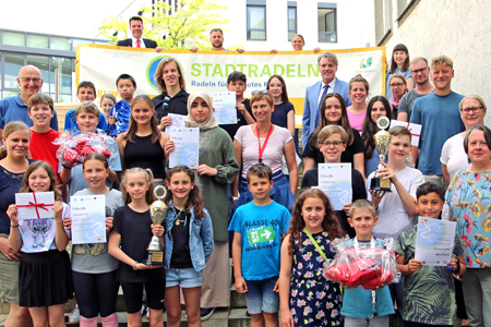 Die Schüler und ihre Lehrer freuen sich über den Erfolg beim Stadtradeln. Bürgermeister Fleischhauer und Stefan Ertelt von der Sparkasse am Niederrhein gratulierten herzlich. (Foto: pst)