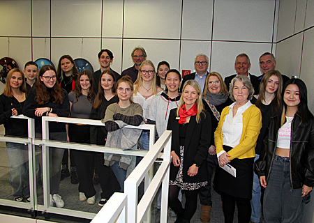 Die Stipendiaten der Kunstschule sowie deren Leiterinnen Gabriele Berndt-Bathen und Katharina Berndt-Sherwen (5. u. 6. v.r.), Bürgermeister Ralf Köpke (hinten, rechts),  Sparkassenvorstand  Bernd Zibell (links daneben), Katrin Steffans von der Sparkasse (8.v.r.) und Kunstschul-Leiter Gerrit Klein (9.v.l.) 