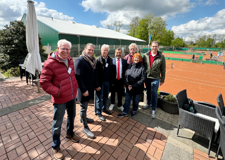 Der TC Sportpark Moers-Asberg hatte seine Unterstützer zur Vorab-Eröffnung der neuen elpix-Tennishalle eingeladen. V.l.n.r:  Kassenwart Dieter Dresen, Bürgermeister Christoph Fleischhauer, Vereinsvorsitzender Rainer Staats, Sparkassenchef Giovanni Malaponti, der technische Leiter Willi Heiligers und Carmen Müller sowie Patrick Beyl von der Sparkasse am Niederrhein.