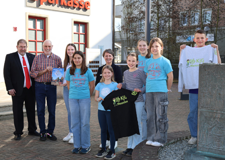 Kathrin Vingerhoet-Hoberg von der Pfarrleitung sowie Lia, Annalena, Laura, Maja, Tilda und Anton freuen sich aufs Sommerferienlager der KJG. Dafür spendete Hans-Josef Angenendt (2.v.l.) die mit dem Verkauf seiner Fotokalender erlösten 1.259,50 Euro. Die Sparkasse am Niederrhein gab weitere 250 Euro dazu und stockte damit die Spende auf insgesamt 1.509,50 Euro auf. Kundenberater Volger Oppers (l.) und die stellvertretende Geschäftsstellenleiterin Heike Letschert (6.v.l.) betonten, Hans-Josef Angenendts Engagement auch zukünftig unterstützen zu wollen.