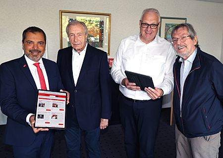 Die Online-Zeitung der Sparkasse am Niederrhein wird 25, über das Jubiläum des Sparkassen-Kuriers freuen sich (v.l.n.r.): Giovanni Malaponti, Hartmut Schulz, Jörg Zimmer und Wolfhard Schirrmacher.