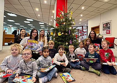 Die Kinder der katholischen Kita St. Ulrich schmückten den Tannenbaum in der Alpener Sparkasse und wurden dafür vom Team der Geschäftsstelle beschenkt.