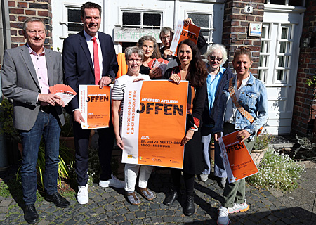 Präsentierten das Programm der „Moerser Ateliers offen“ (v.l.n.r.): Kulturdezernent Wolfgang Thoenes, Stefan Ertelt (Sparkasse), Gudrun Kleffe, Andrea Dieren, Karin Dammers, Eva Marxen, Juliane Talkenberg und Simone Jacobsen.