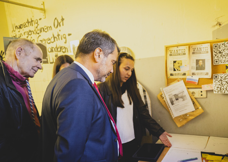 Unter der Aufsicht von Notar Dr. André Fisch (Mitte) zog Giovanni Malaponti (ganz rechts) die Gewinner der Ostereier-Tombola des Lions Clubs Moers. V.l.n.r.: die Lions-Mitglieder Reik van Leersum, Reimund Göbel und Gregor Fies.