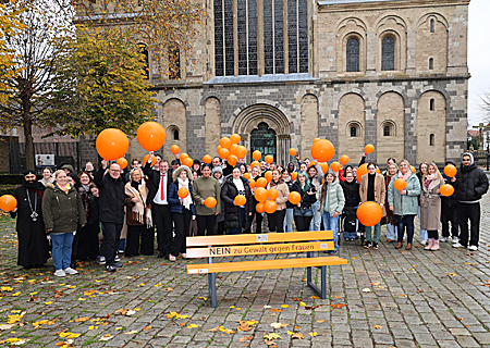 Vor dem Placidahaus steht nun eine orangefarbene Bank die „NEIN zu Gewalt gegen Frauen“ sagt, Schulleitung, Schülerinnen und Schüler, die Gleichstellungsbeauftragte Sabine Reuß (12. v. rechts) sowie die Spender freuen sich über das wichtige Signal.
