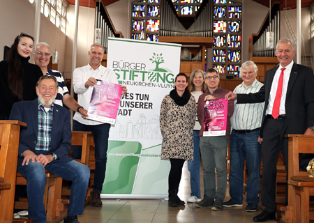 Der Vorverkauf für das Chorklang-Konzert am Samstag, 8. November, um 18 Uhr in der St.-Quirinus-Kirche in Neukirchen hat begonnen. Stellten das Programm vor: Kurt Best, Alexandra Nolte, Frank Lemm und Timo Jogsch von der Bürgerstiftung, Lisa Heidenstecker, Michaela Esser, Georg Leurs und Ingo Hempel vom Chor „Gospel Invitation“ sowie Sparkassenvorstand Bernd Zibell.