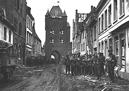 Das Klever Tor mit alliierten Soldaten im März 1945, 85 Prozent der Stadt sind zerstört.
