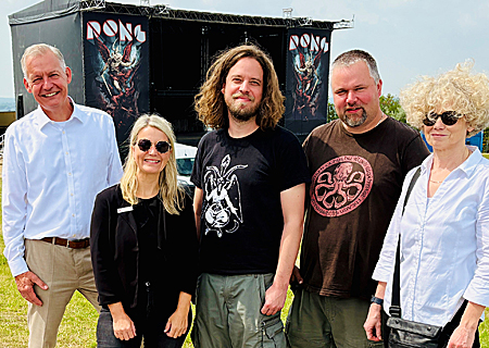 Freuen sich auf drei Tage Metalmusik in all ihren Legierungen (v.l.n.r.) Bernd Zibell und Katrin Steffans (beide Sparkasse), Boris Soremski und Sebastian Arnold vom Vorstand des Vereins Dong Kultur und Margit Ciesielski, die erste Beigeordnete der Stadt Neukirchen-Vluyn.
