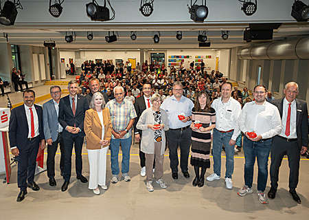 180 Gäste des Ehrenamtsforums erlebten in der Aula der Sekundarschule Alpen informative Gespräche mit Ehrenamtlern. Der Bundestagsabgeordnete Sascha van Beek, Bürgermeister Thomas Ahls und die Verwaltungsratsvorsitzende der Sparkasse, Claudia van Dyck, gratulierten mit den Vorständen Bernd Zibell (ganz rechts) und Giovanni Malaponti (ganz links) den Gewinnern der viermal 250 Euro Sonderspenden. 