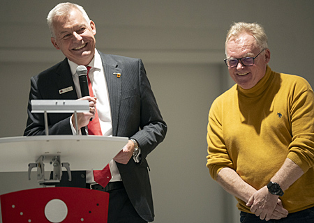 Rund 200 Ehrenamtliche von gemeinnützigen Vereinen und Organisationen aus Alpen erwartet die Sparkasse zum Ehrenamtsforum. Hier ein Bild aus dem vergangenen Jahr, da sprach Sparkassenvorstand Bernd Zibell im Vereinstalk mit Franz-Josef Spölmink vom Heimat- und Verkehrsverein.
