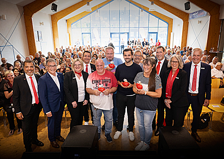 Rund 180 Gäste des Ehrenamtsforums erlebten in der Aula des Amplonius Gymnasiums interessante Interviews mit Ehrenamtlichen und die Ziehung von vier Extraspenden von je 250 Euro. Giovanni Malaponti und Bürgermeister Dietmar Heyde (1. und 2. v.l.) sowie der stellvertretende Landrat Günter Helbig (5. v. r.) und Sparkassenvorstand Bernd Zibell (ganz rechts) gratulierten den Gewinnern.  