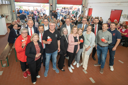Rund 180 Gäste im Feuerwehrgerätehaus Labbeck erlebten beim Ehrenamtsforum der Sparkasse unterhaltsame Gespräche mit engagierten Ehrenamtlern sowie die Ziehung von viermal 250-Euro-Extraspenden. V.l.n.r.: Beate Leiers (Akkordeonorchester), Bernd Zibell (Sparkasse), Bürgermeisterin Nadine Bogedain, Giovanni Malaponti (Sparkasse), René Schneider (MdL), Udo Faltmann (St. Sebastianus Schützen), Claudia van Dyck (Verwaltungsrat), Frank Berger (Beirat), Marie Holland und Katrin Kraft (Dorffamilie), Landrat Ingo Brohl, Anja Grüntjes (Dorffamilie) Markus Hans (Sparkasse), Jürgen Teloo (SV Sonsbeck) und Dominik Brücker (Feuerwehr).