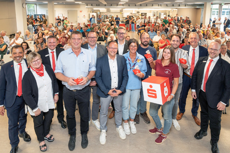 Rund 200 Gäste des Ehrenamtsforums erlebten in der Mensa der Xantener Willi-Fährmann-Gesamtschule unterhaltsame Gespräche mit engagierten Ehrenamtlern sowie die Ziehung von viermal 250-Euro-Extraspenden. V.l.n.r.: Giovanni Malaponti, Marianne Rütter, Ludger Wehren, Heinz-Josef Bühren, Frank Berger, Thomas Görtz, Ingo Brohl, Sandra Haag, Martin Verholen, Cara Nienhuysen, Ludwig Ingelath, Bernd Zibell und Gerd Heursen.