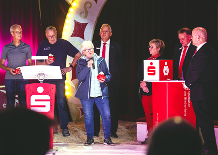 Die Vereinsvertreter aus Xanten dürfen sich auch diesmal wieder auf gute Unterhaltung, Berichte aus erster Hand und eine spannende Verlosung von Extraspenden beim Ehrenamtsforum der Sparkasse freuen, hier ein Foto aus dem vergangenen Jahr.
