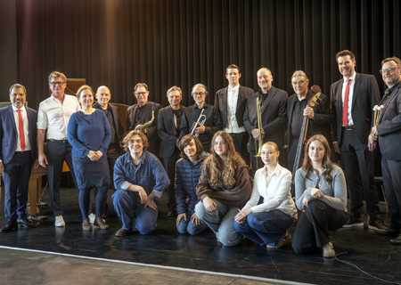 Bei der Ausstellungseröffnung am 8. Mai, dem 80. Jahrestag der Befreiung von der Naziherrschaft, stand zum ersten Mal die Jazzband „Braun! Schweig!“ in der gleichen Besetzung auf der Bühne, in der Goebbels Propagandaband 'Charlie and his Orchestra' während des Krieges über Kurzwelle versucht hatte, den Feind zu demoralisieren.