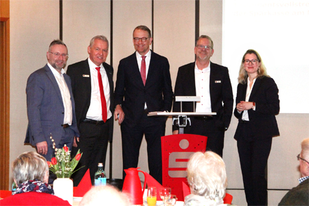 Testamentsvollstrecker Oliver Lenzen (v.l.n.r.), Vorstand Bernd Zibell, Notar Dr. André Fisch, Abteilungsdirektor Jörg Pöhler und Notariatsverwalterin Dr. Anika Gilberg referierten in der Sparkasse am Niederrhein vor rund 50 Zuhörern zum Thema Nachlass- und Generationen-Management.