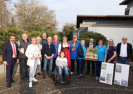 Sechs Vereine aus Alpen, Moers, Neukirchen-Vluyn, Sonsbeck und Xanten erhielten aus dem Spendenprogramm GiroCents insgesamt 7.545,84 Euro. Giovanni Malaponti (ganz links) reichte das von Kunden der Sparkasse gespendete Geld jetzt in Kapellen an alle Spendenempfänger weiter.