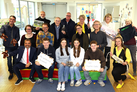 Genau 7.398,86 Euro kamen bei der 22. Staffel von GiroCents zusammen. Giovanni Malaponti (vorne links) reichte das von Kunden der Sparkasse am Niederrhein gespendete Geld jetzt im Gymnasium in den Filder Benden an die Vertreter von sechs Vereinen aus Moers, Neukirchen-Vluyn, Rheinberg, Alpen und Sonsbeck weiter.
