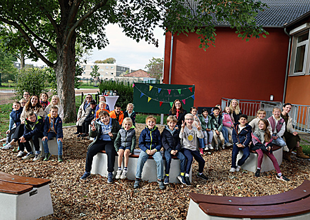 Einweihung der wetterfesten Tafel des grünen Klassenzimmers der Grundschule Hülsdonk: Die Vorsitzende des Fördervereins, Christina Kutschmann, und Schulleiterin Nicole Fleck-Hell (2. und 3. v. l.) bedankten sich mit einigen der Grundschüler bei Anke Lüdeking (ganz rechts) und Jutta Gerwers-Hagedorn (hinten links) vom Inner Wheel Club und Alexandra Kuchta (Sparkasse).