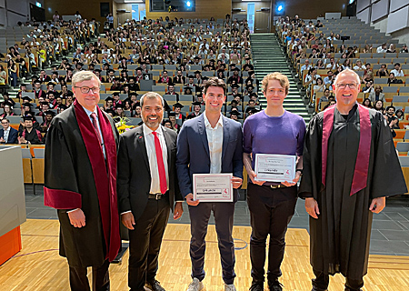 Das Audimax auf dem Duisburger Campus war Schauplatz für die Verleihung der Innovationspreise Ingenieurwissenschaften der Sparkasse am Niederrhein. V.l.n.r.: Professor Alexander Malkwitz, Giovanni Malaponti, Jannik Korte, Dr. Max Frei und Dr. Rüdiger Buß.