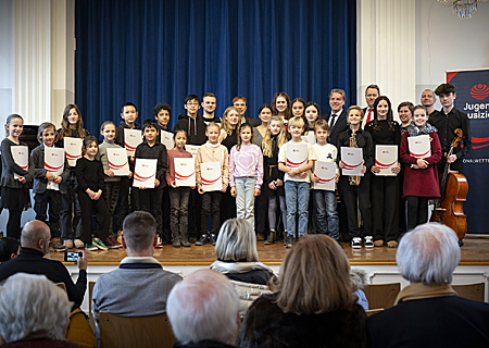 Nach dem Preisträgerkonzert erhielten die Sieger des Regionalwettbewerbs ihre Urkunden. Hinten, von rechts: Georg Kresimon, Anne Giepner (Regionalwettbewerb), Thomas Münker (Sparkasse am Niederrhein) und Bürgermeister Christoph Fleischhauer.